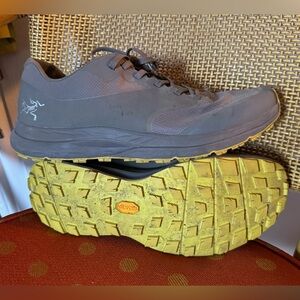 Men’s Arc'teryx running shoes in grey & neon chartreuse, size 11.5 🧩🩶🔋💛